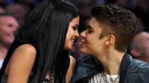 artista , actriz , cantante , beso , pareja juvenil , Justin Bieber , Selena Gomez